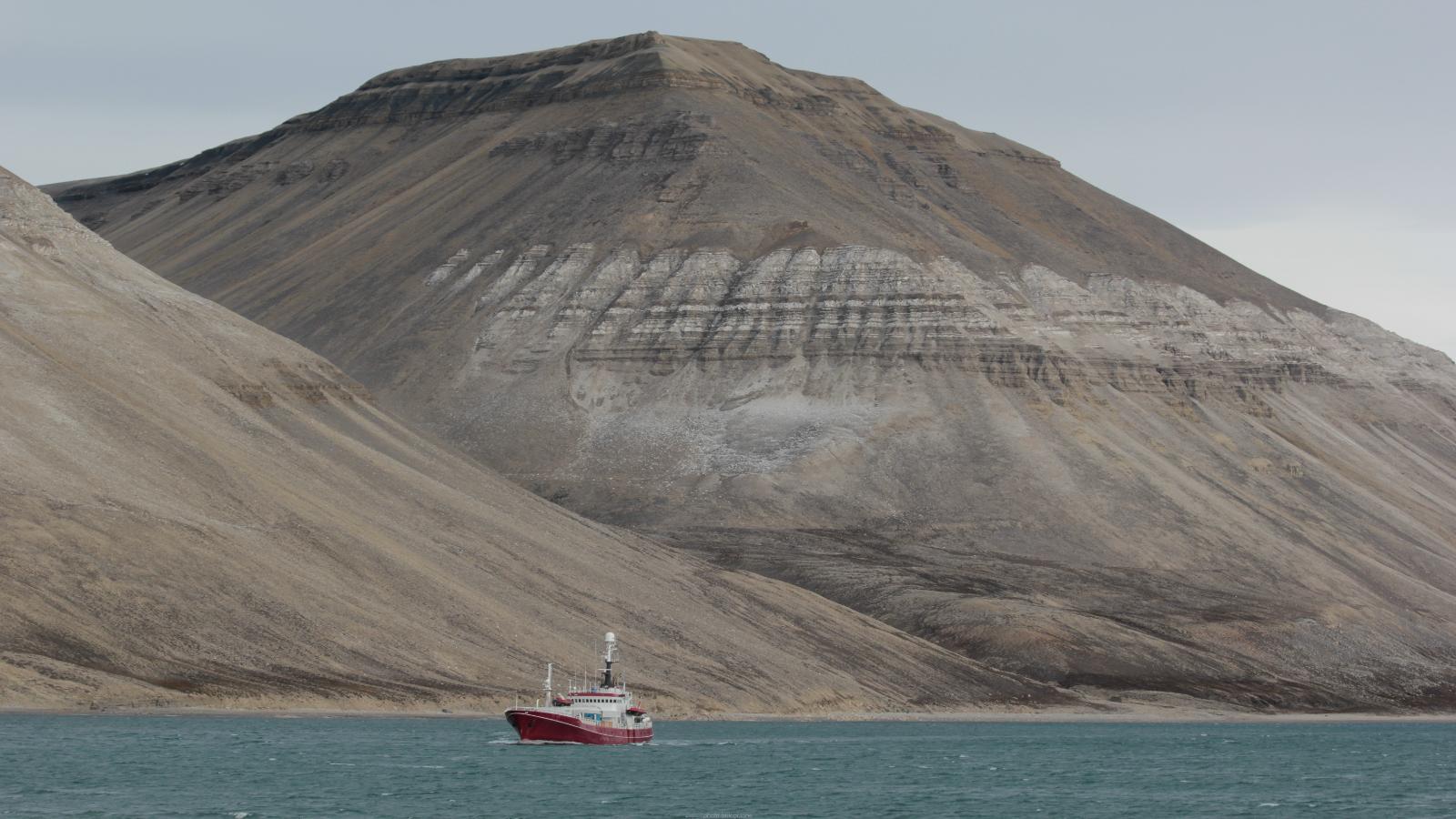 Arctic Wilderness Expedition – Svalbard Cruise Adventure