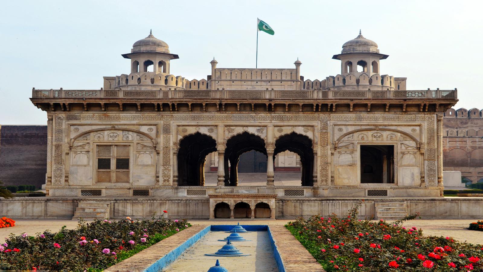 Treasures of Pakistan From Mughal Splendour to Mountain Majesty